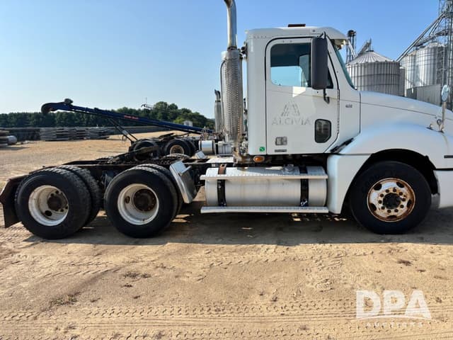 Image of Freightliner Columbia equipment image 2
