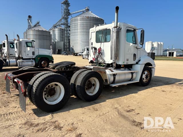 Image of Freightliner Columbia equipment image 4