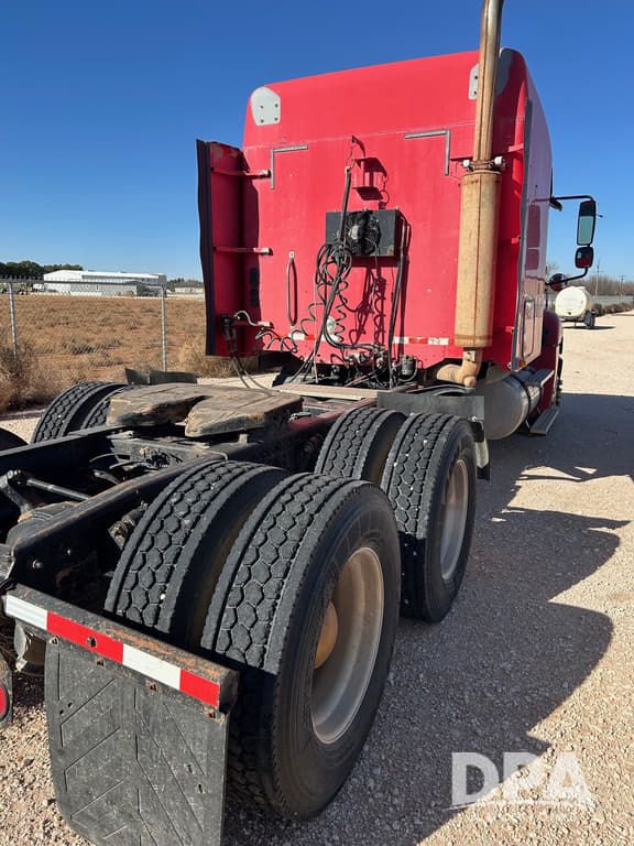 Image of Freightliner Columbia equipment image 2