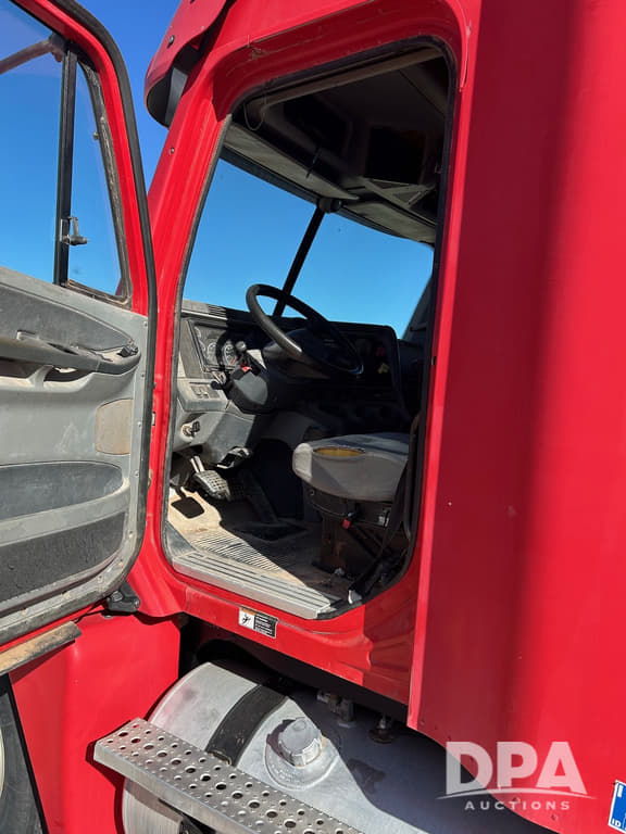 Image of Freightliner Columbia equipment image 4