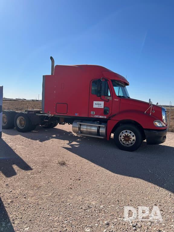 Image of Freightliner Columbia equipment image 1