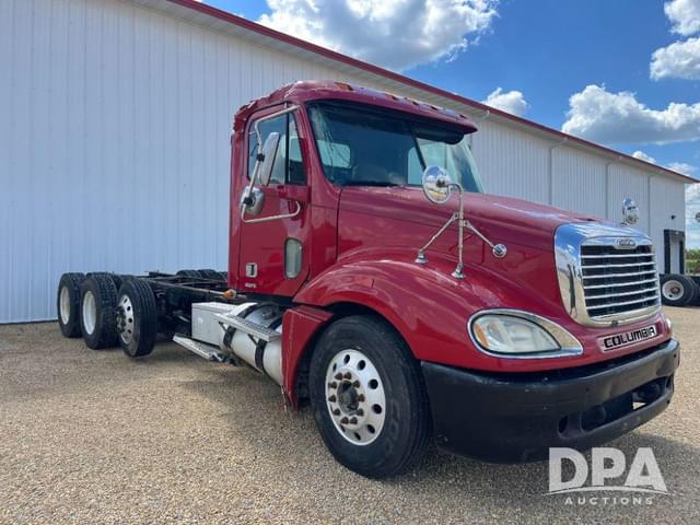 Image of Freightliner Columbia equipment image 4