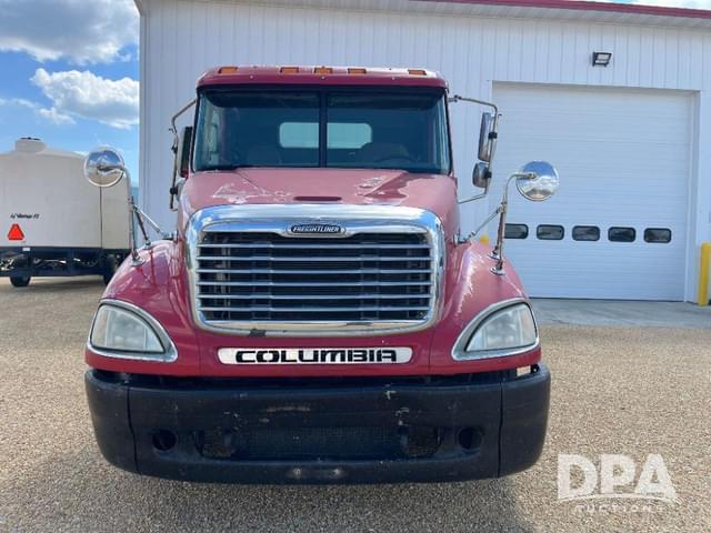 Image of Freightliner Columbia equipment image 2