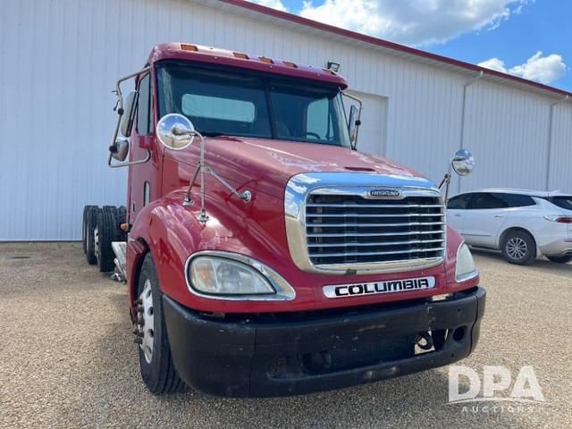 Image of Freightliner Columbia equipment image 3