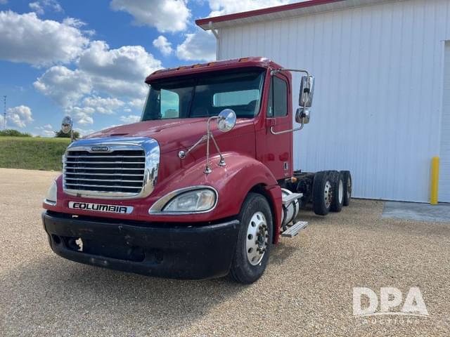 Image of Freightliner Columbia equipment image 1