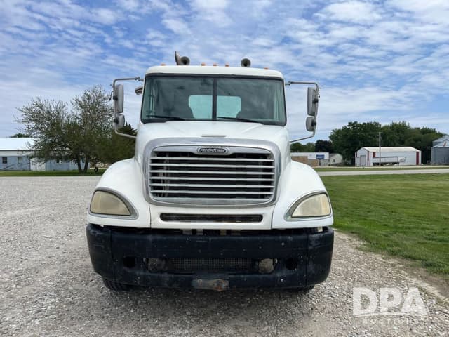 Image of Freightliner Columbia equipment image 3