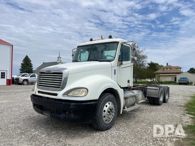 Image of Freightliner Columbia equipment image 1