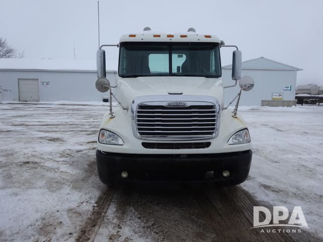 Image of Freightliner Columbia equipment image 3