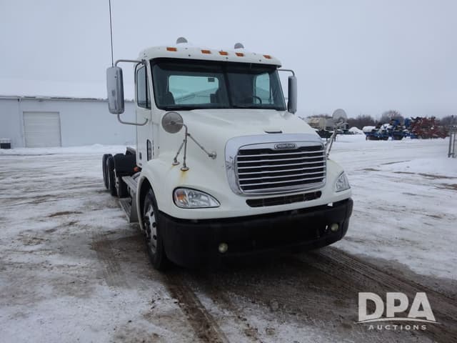 Image of Freightliner Columbia equipment image 1