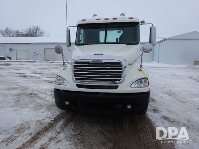 Image of Freightliner Columbia equipment image 4
