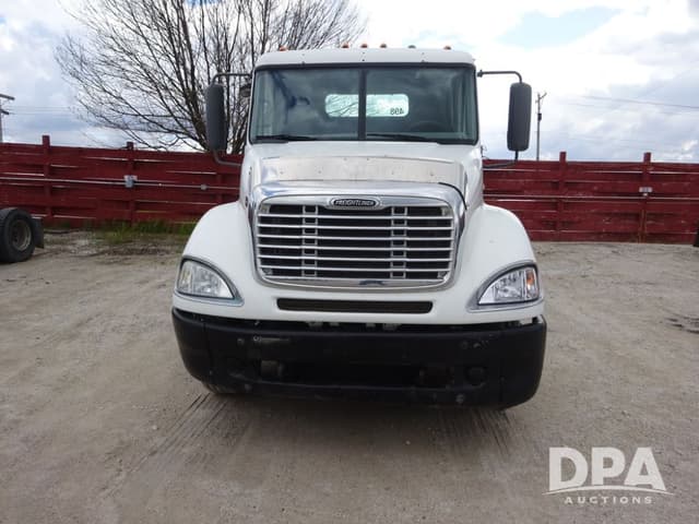 Image of Freightliner Columbia equipment image 4