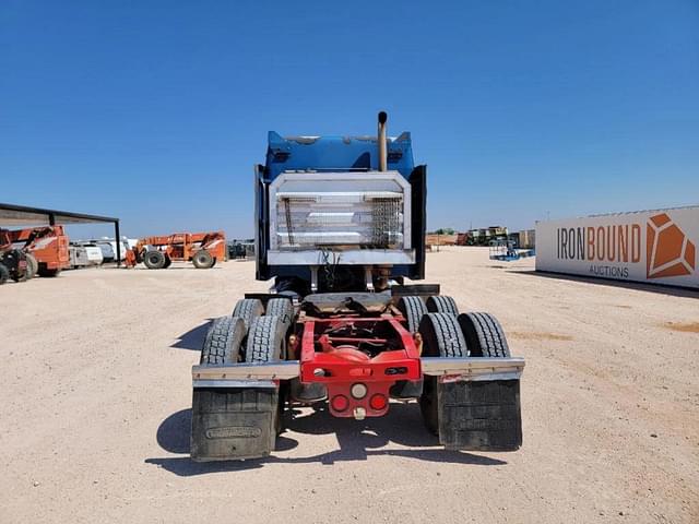 Image of Freightliner Columbia equipment image 3