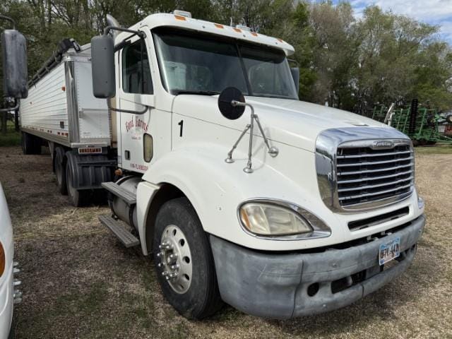 2007 Freightliner Day Cab Truck Equipment Image0