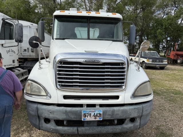 Image of Freightliner Day Cab Truck equipment image 2