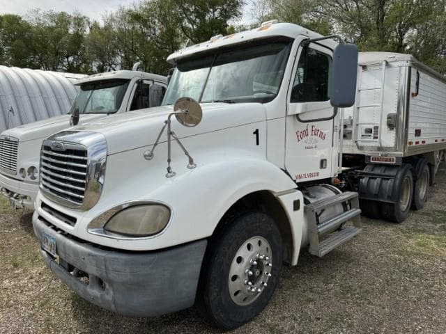 Image of Freightliner Day Cab Truck equipment image 1