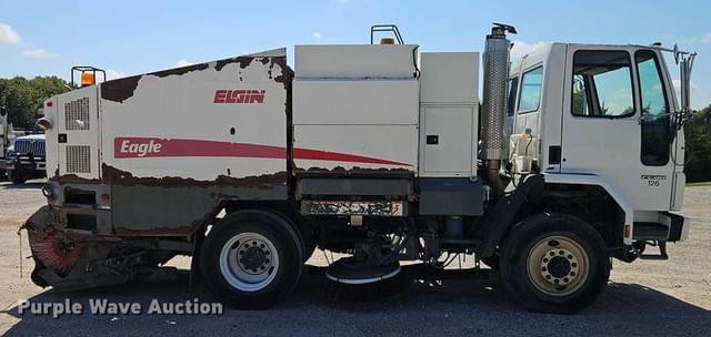 Image of Freightliner FC80 equipment image 3