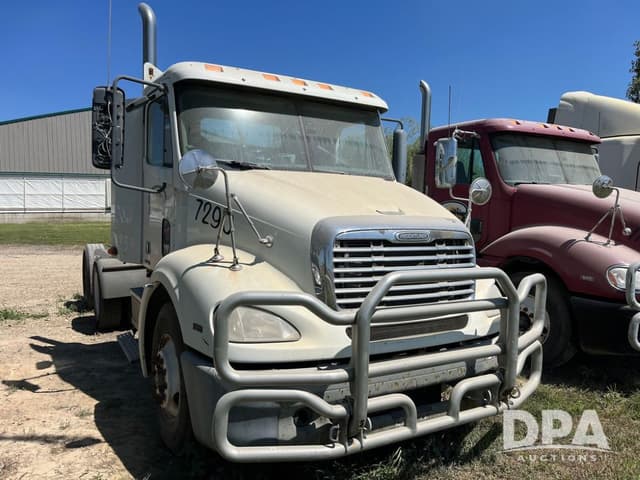 Image of Freightliner FD112 equipment image 2