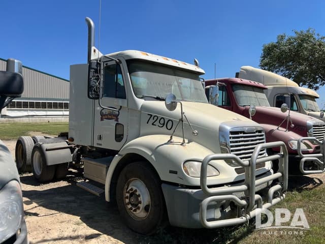Image of Freightliner FD112 equipment image 3