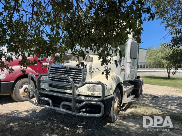 Image of Freightliner FD112 equipment image 2
