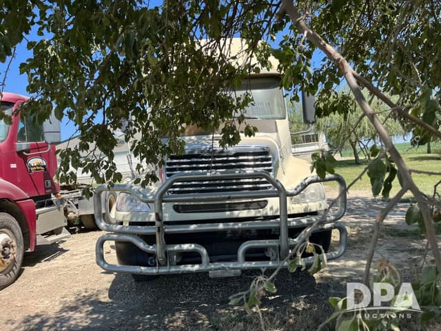 Image of Freightliner FD112 equipment image 3