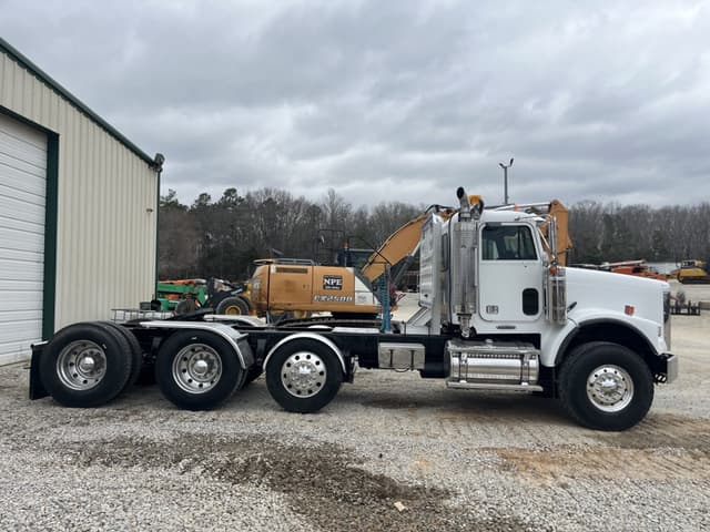 Image of Freightliner FLD equipment image 3
