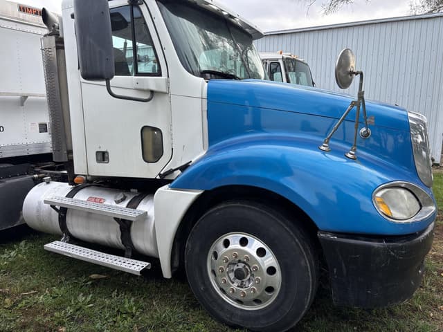 Image of Freightliner FLD120 equipment image 1