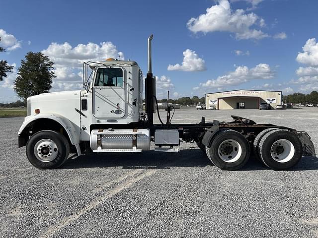 Image of Freightliner FLD120 equipment image 1