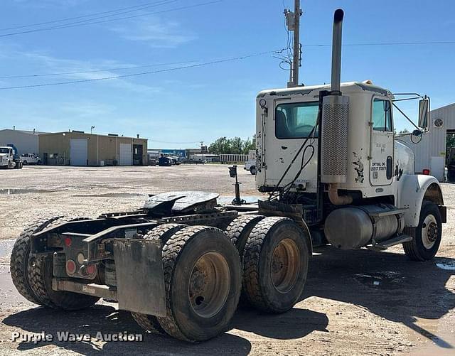 Image of Freightliner FLD120 equipment image 4