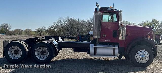 Image of Freightliner FLD120 equipment image 3