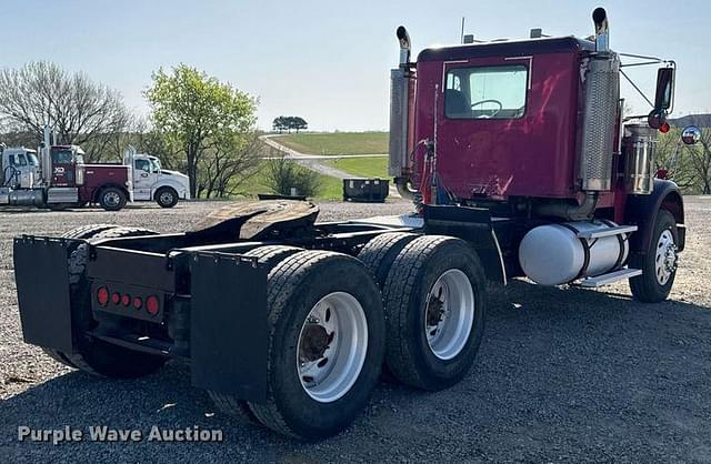 Image of Freightliner FLD120 equipment image 4