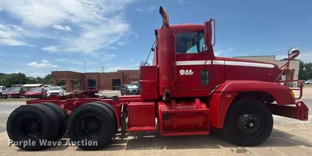 Image of Freightliner FLD120 equipment image 3