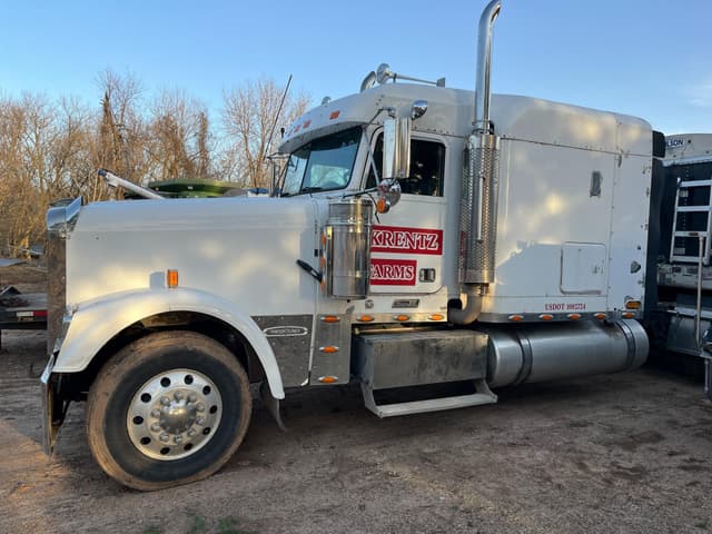 Image of Freightliner FLD132 Classic XL equipment image 3