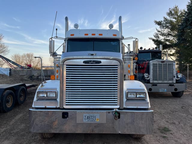 Image of Freightliner FLD132 Classic XL equipment image 4