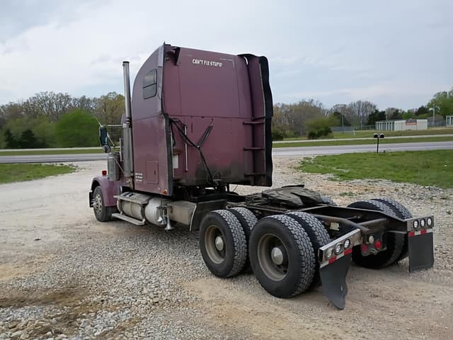 Image of Freightliner FLD132 Classic XL equipment image 4