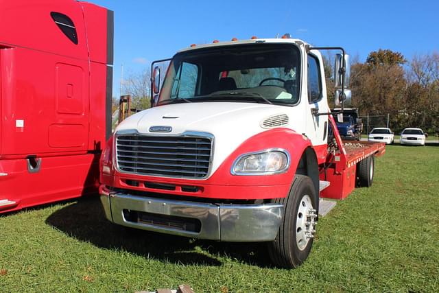 Image of Freightliner M2 106 equipment image 1