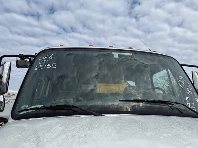 Image of Freightliner M2 106 equipment image 1