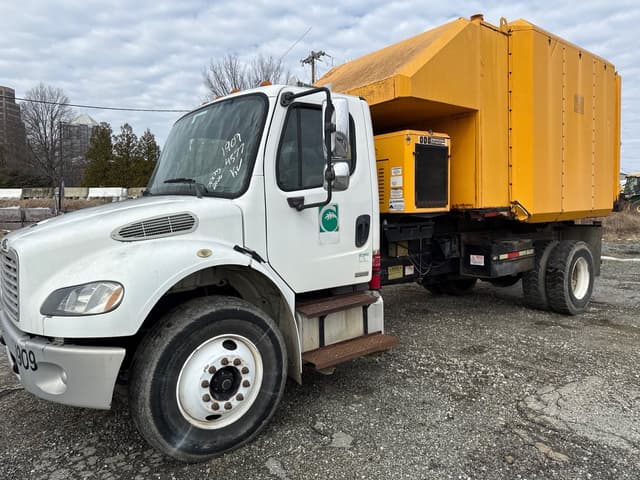 Image of Freightliner M2 106 equipment image 2