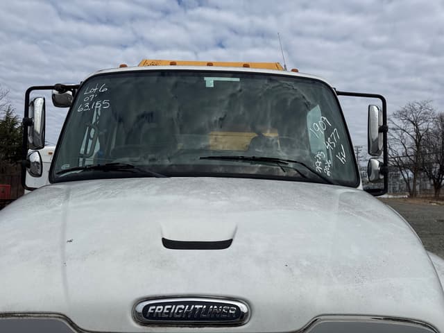 Image of Freightliner M2 106 equipment image 3