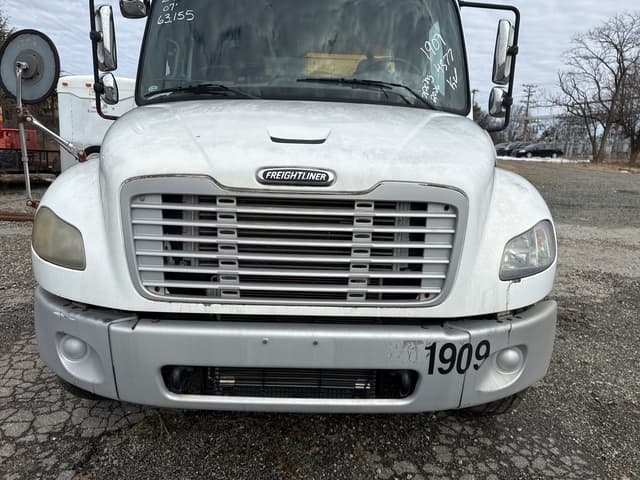 Image of Freightliner M2 106 equipment image 4