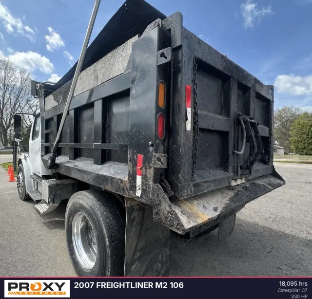 Image of Freightliner M2 106 equipment image 2