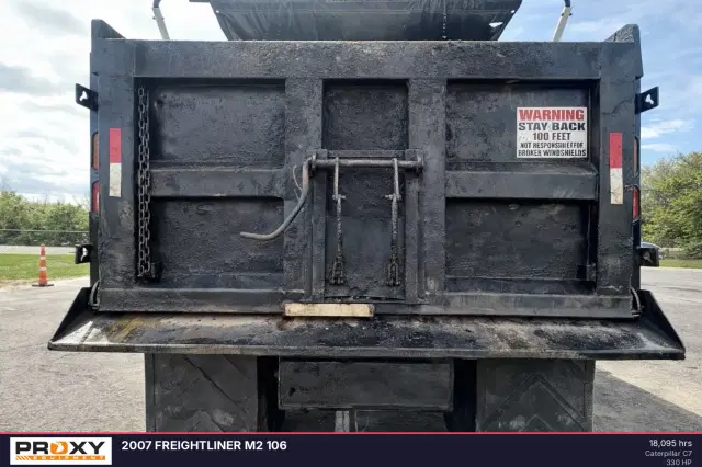 Image of Freightliner M2 106 equipment image 3