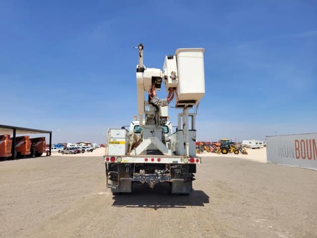 Image of Freightliner M2 106 equipment image 3