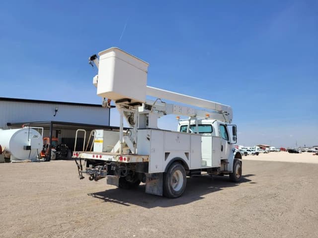 Image of Freightliner M2 106 equipment image 4