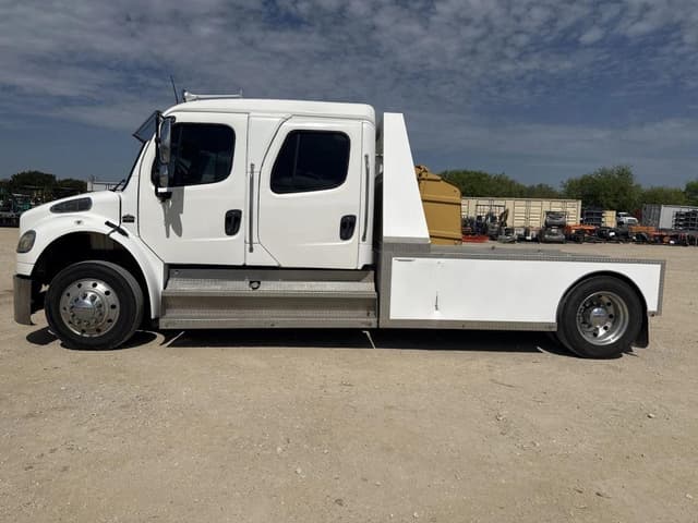 Image of Freightliner M2 106 equipment image 1