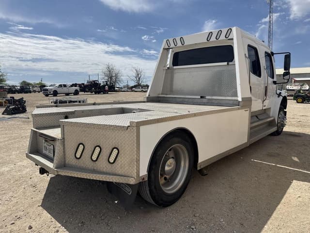 Image of Freightliner M2 106 equipment image 4