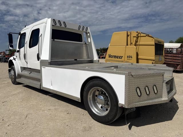 Image of Freightliner M2 106 equipment image 2