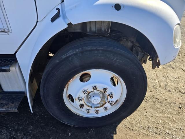 Image of Freightliner M2 equipment image 4