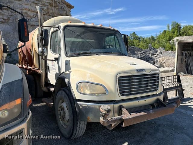 Image of Freightliner M2 equipment image 2