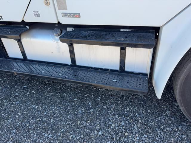 Image of Freightliner M2106 equipment image 4