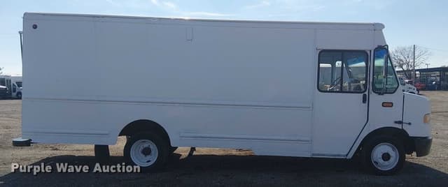 Image of Freightliner MT45 equipment image 3